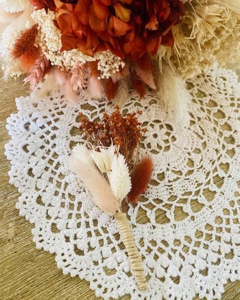 Boutonnière mariage en fleurs séchées "Rouge Amour"