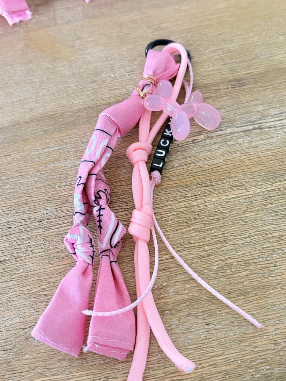 Porte-clés Bandana & Breloque Bohème – Rose – Image 3