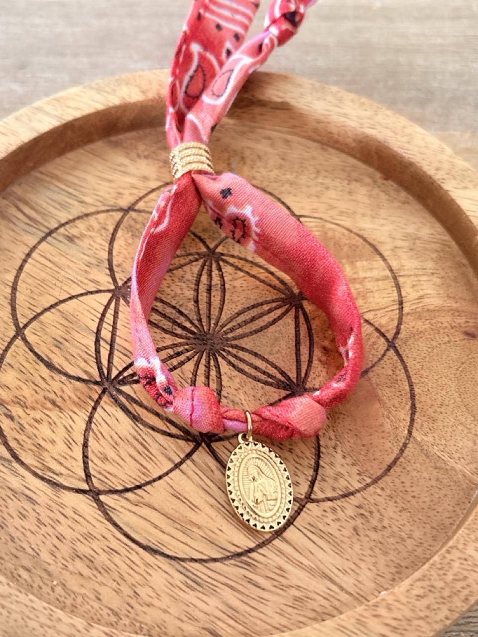 Bracelet Bandana Rouge & Breloque Vierge Rose – Image 2