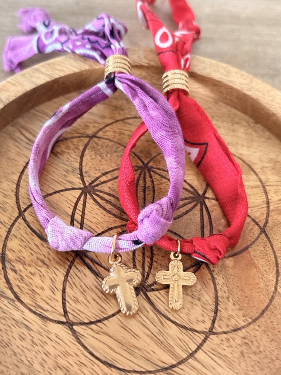 Bracelet Bandana Violet & Breloque Croix – Image 3
