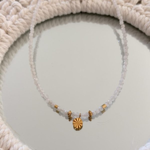 Collier Ras de Cou « Gaia » – Pierre de Lune & Mini Médaille