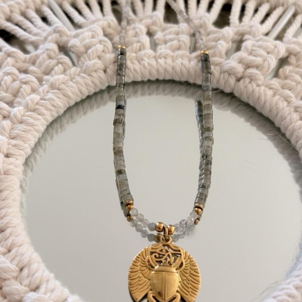 Collier Ras de Cou « Aura » – Labradorite & Scarabée