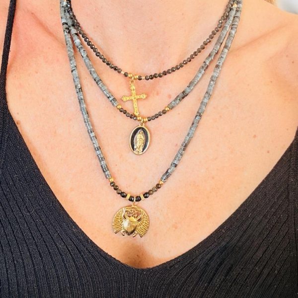 Collier Long Mixte « Aura » – Labradorite Grise & Scarabée